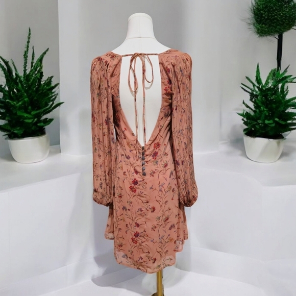 Urban Outfitters ✦ Boho Floral Pleated Dress ✦ Long Sleeve Open Back Peach/Cream - Picture 4 of 13